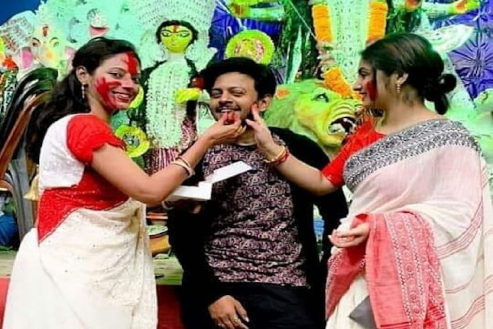 লাল পেড়ে সাদা শাড়িতে মা’কে বরণ, স্বামীর সঙ্গে জমিয়ে সিঁদুর খেললেন ‘শ্যামা’