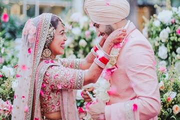 নেহা-রোহনপ্রীতের বিয়ের পোশাক দেখে কাদের বিয়ের ছবি মনে পড়ছে?নেটদুনিয়ায় চর্চা