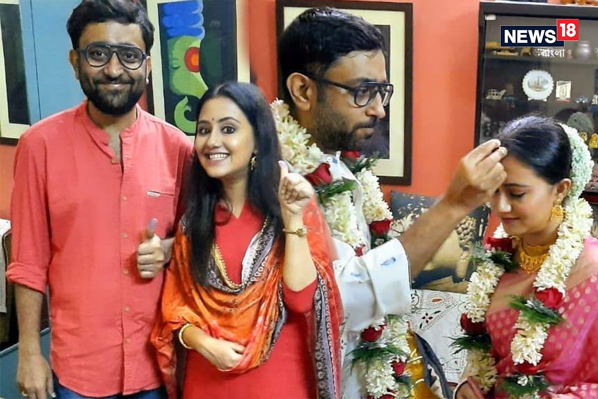 *স্বাধীনতা দিবসের দিন আইনি বিয়ে করেছিলেন। তার ঠিক মাস দেড়েকের মধ্যেই সামাজিকভাবে সাতপাকে বাঁধা পড়েন টলিউড অভিনেত্রী মানালি দে এবং পরিচালক অভিমন্যু মুখোপাধ্যায়। একেবারে ঘরোয়া অনুষ্ঠানে মালাবদল করে মানালির সিঁথিতে সিঁদুর পরিয়ে দেন অভিমন্যু। ছবি: ইনস্টাগ্রাম। *স্বাধীনতা দিবসের দিন আইনি বিয়ে করেছিলেন। তার ঠিক মাস দেড়েকের মধ্যেই সামাজিকভাবে সাতপাকে বাঁধা পড়েন টলিউড অভিনেত্রী মানালি দে এবং পরিচালক অভিমন্যু মুখোপাধ্যায়। একেবারে ঘরোয়া অনুষ্ঠানে মালাবদল করে মানালির সিঁথিতে সিঁদুর পরিয়ে দেন অভিমন্যু। ছবি: ইনস্টাগ্রাম।