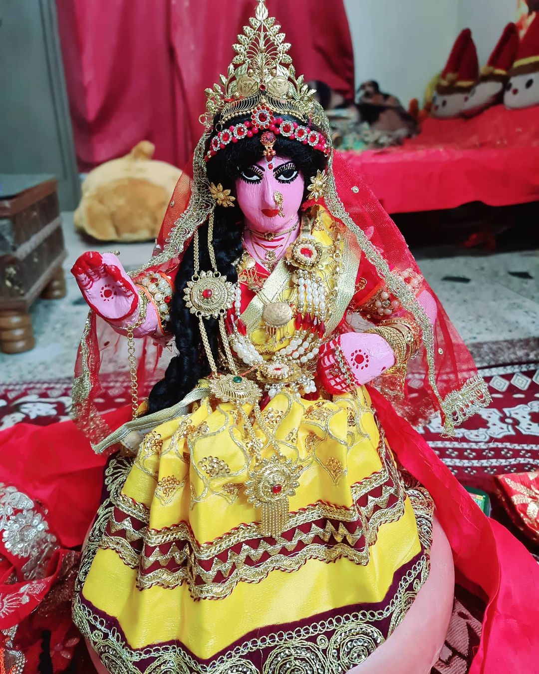 • অপূর্ব মা লক্ষ্মীর মূর্তিকে প্রতি বছরের মতোই শাড়ি, গয়নায় নিপূণ হাতে সাজিয়ে তুললেন তিনি । তারপর লিখলেন ‘‘আমার মা কে ঠিক সাজাতে পেরেছি ।’’ ছবি: ইনস্টাগ্রাম । • অপূর্ব মা লক্ষ্মীর মূর্তিকে প্রতি বছরের মতোই শাড়ি, গয়নায় নিপূণ হাতে সাজিয়ে তুললেন তিনি । তারপর লিখলেন ‘‘আমার মা কে ঠিক সাজাতে পেরেছি ।’’ ছবি: ইনস্টাগ্রাম ।