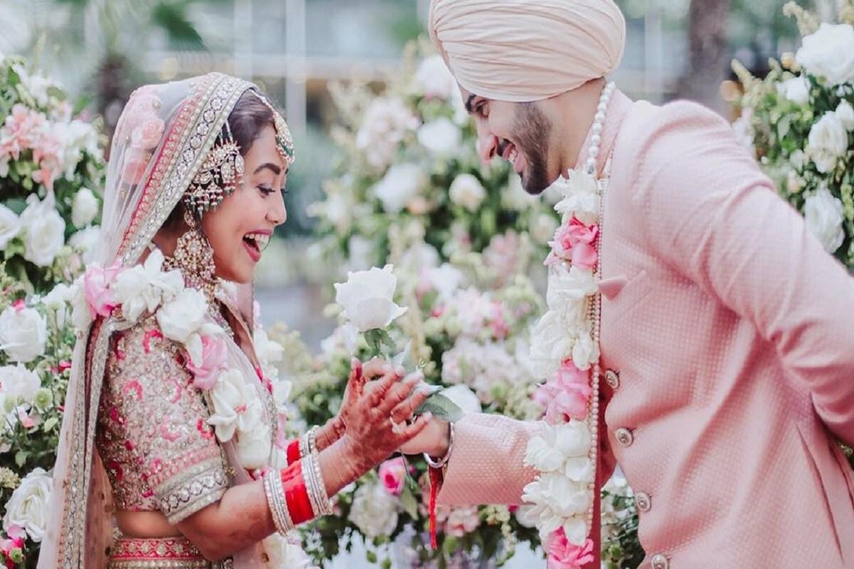 •শুধু পোশাক নয়, সব্যসাচীর ডিজাইন করা গয়নাও পরেছেন দু’জনেই৷ এরই সঙ্গে বিয়ের লাল চূড়ায় সম্পূর্ণ হয়েছে নেহার বিয়ের সাজ৷ Photo Courtesy: Instagram •শুধু পোশাক নয়, সব্যসাচীর ডিজাইন করা গয়নাও পরেছেন দু’জনেই৷ এরই সঙ্গে বিয়ের লাল চূড়ায় সম্পূর্ণ হয়েছে নেহার বিয়ের সাজ৷ Photo Courtesy: Instagram