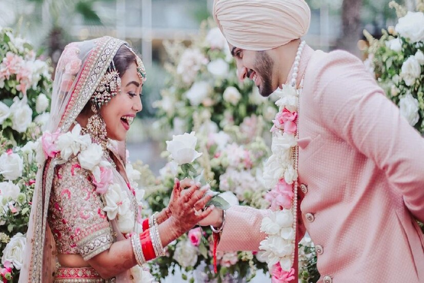 •শুধু পোশাক নয়, সব্যসাচীর ডিজাইন করা গয়নাও পরেছেন দু’জনেই৷ এরই সঙ্গে বিয়ের লাল চূড়ায় সম্পূর্ণ হয়েছে নেহার বিয়ের সাজ৷ Photo Courtesy: Instagram 