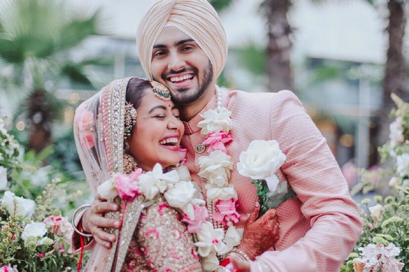 •তবে নেহা-রোহনপ্রীতের বিয়ের এই পোশাক মনে করিয়ে দিয়েছে বিরুষ্কার বিয়ের ছবি৷ একই রকমের পোশাকে বিয়ের সাজে দেখা গিয়েছিল তাঁদেরও৷ যা নিয়ে নেট জগতে শুরু হয়েছে চর্চা৷ Photo Courtesy: Instagram 