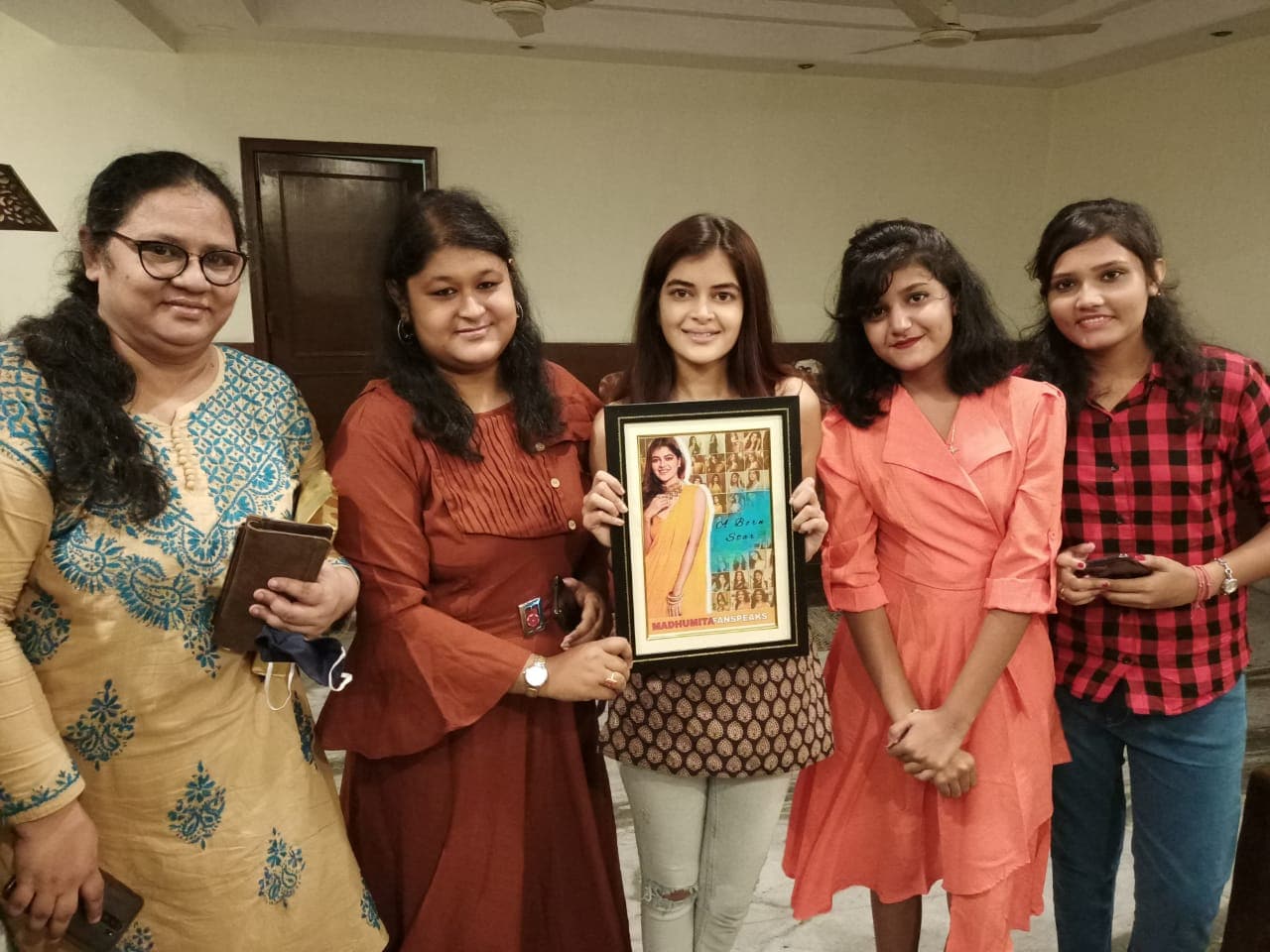 • আগামিকাল,২৬ অক্টোবর মধুমিতার জন্মদিন। তবে ভক্তদের সঙ্গে ২৫ তারিখেই জন্মদিন পালন করলেন নায়িকা। • আগামিকাল,২৬ অক্টোবর মধুমিতার জন্মদিন। তবে ভক্তদের সঙ্গে ২৫ তারিখেই জন্মদিন পালন করলেন নায়িকা।