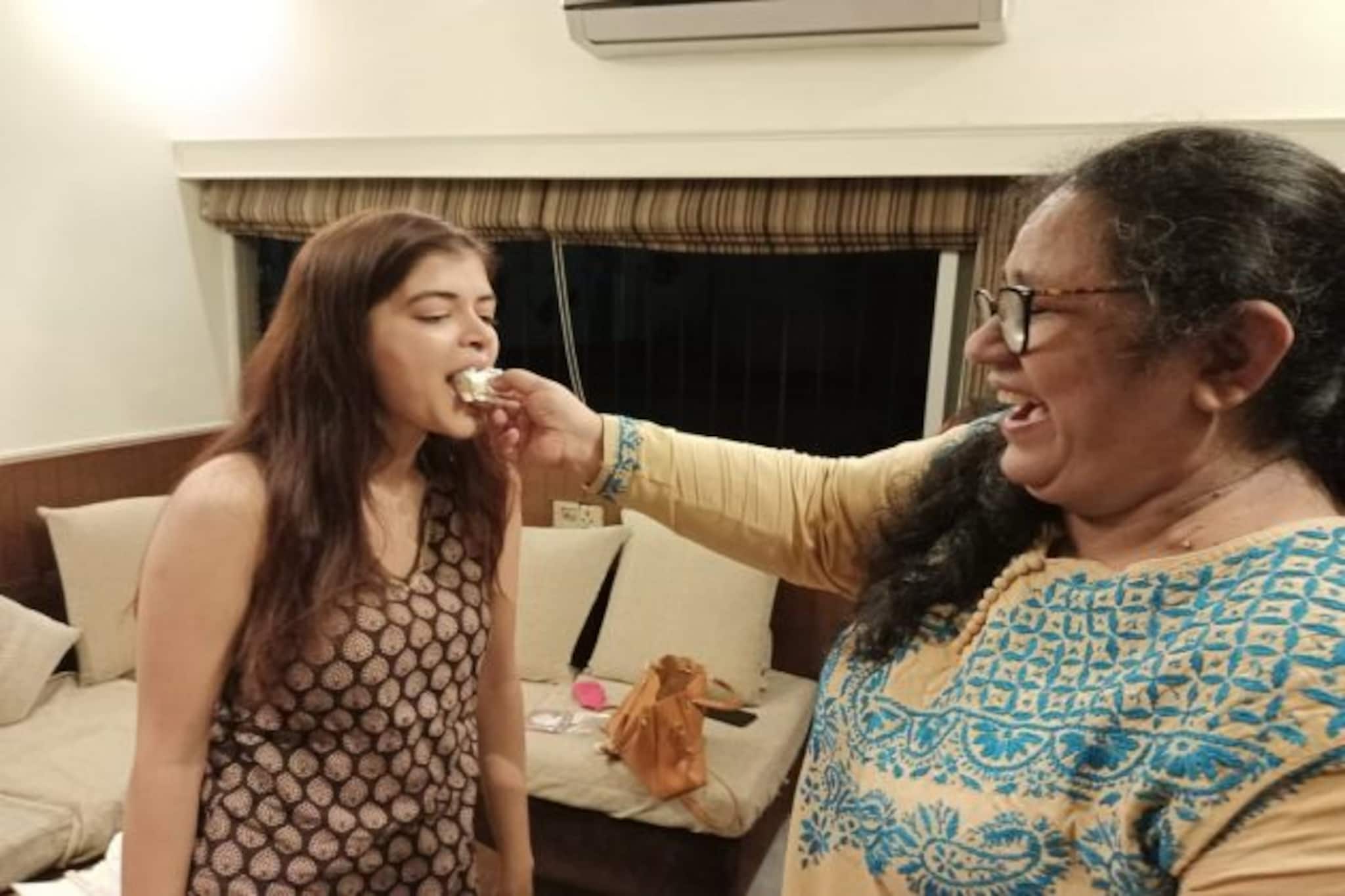 করোনায় গৃহবন্দী, বাড়িতেই ভক্তদের সঙ্গে জন্মদিন পালন করলেন মধুমিতা