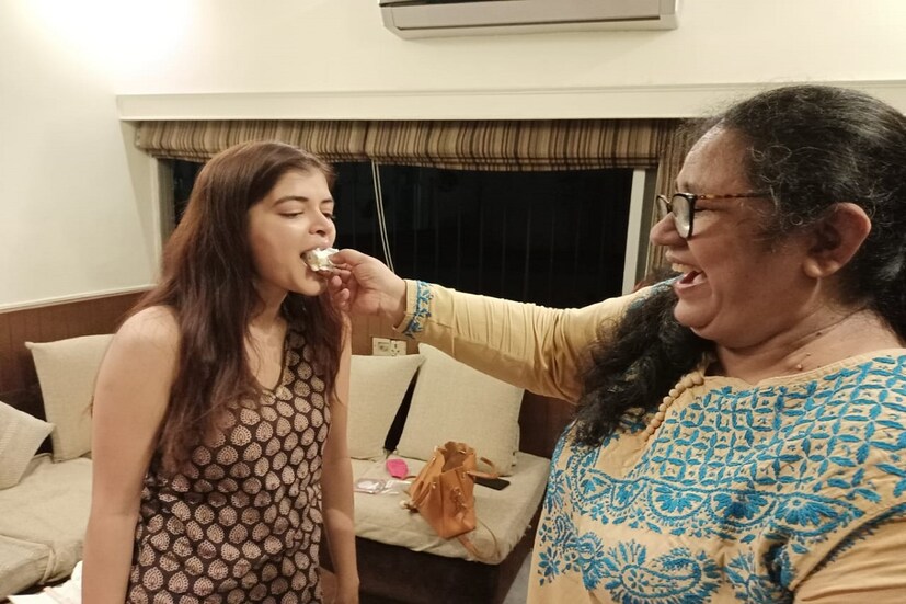 • নিজের ফ্যান ক্লাবের সঙ্গে জন্মদিন সেলিব্রেট করলেন, নায়িকা মধুমিতা সরকার। 
