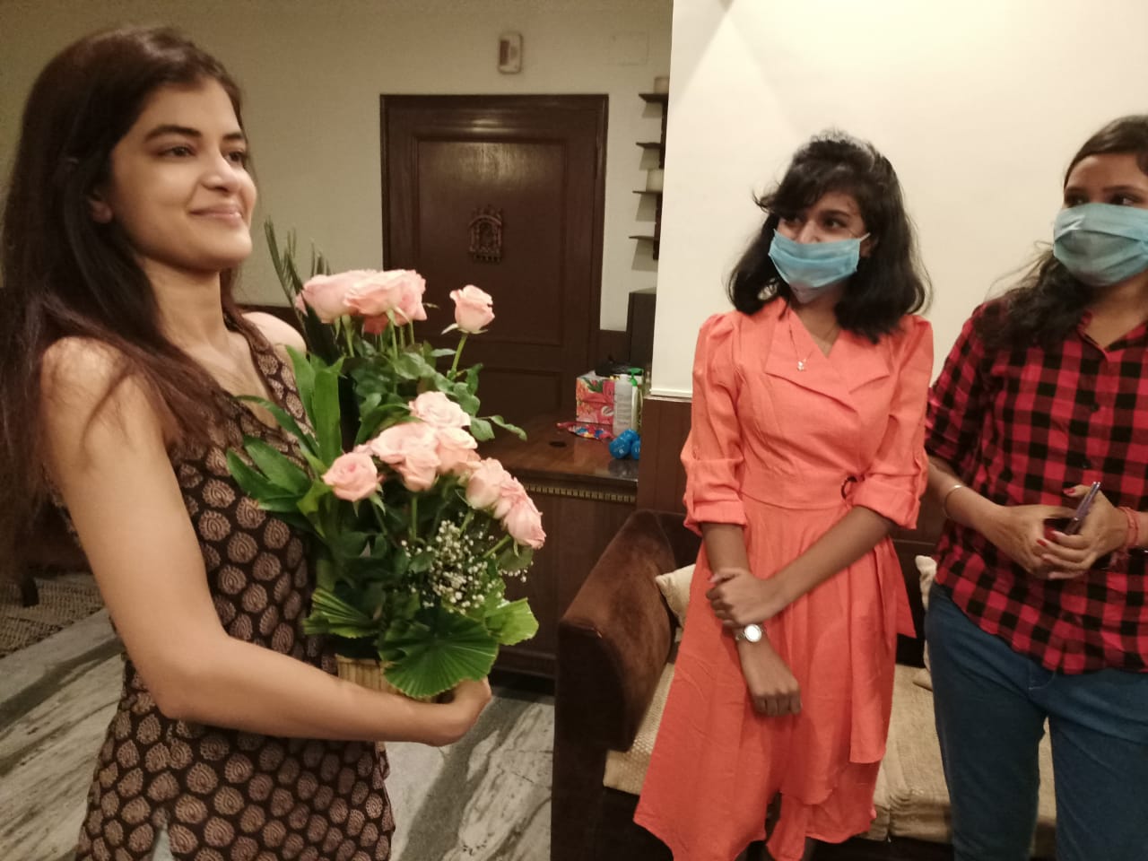 •করোনার জন্য ফ্যান ক্লাবের সঙ্গে এলাহি আয়োজন, এ বার নয়। মাত্র কয়েকজন মধুমিতার বাড়ি গিয়ে, তাঁর হাতে উপহার তুলে দেন। •করোনার জন্য ফ্যান ক্লাবের সঙ্গে এলাহি আয়োজন, এ বার নয়। মাত্র কয়েকজন মধুমিতার বাড়ি গিয়ে, তাঁর হাতে উপহার তুলে দেন।