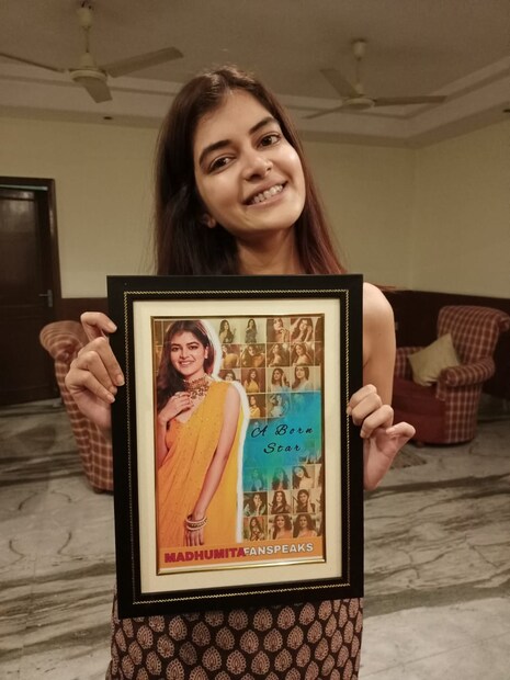 • বাড়িতেই থাকবেন তিনি। প্যানডেমিকের কারণে এই বছর তিনি পুজো কাটাচ্ছেন বাড়িতেই।