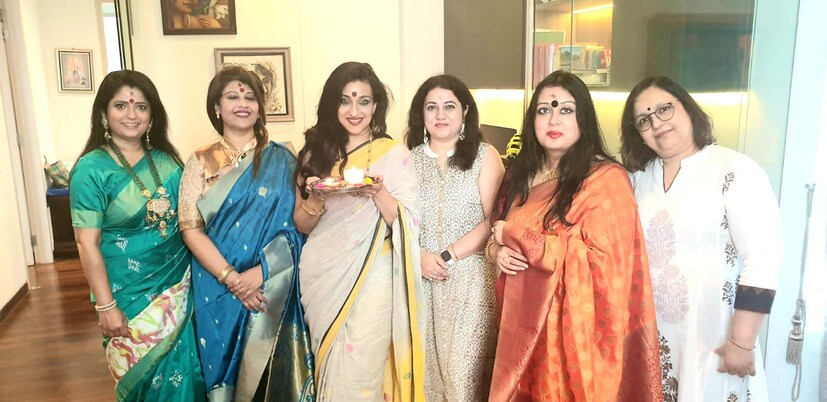 • তবে পুজোর আড্ডা হল জমিয়ে । সিঙ্গাপুরের বান্ধবীদের সঙ্গে হুল্লোড়ে মেতে উঠলেন নায়িকা । পোজ দিয়ে ছবিও তুললেন ।