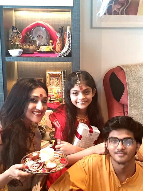 • লকডাউন শুরু থেকে টানা রয়েছেন দেশের বাইরে । জমিয়ে সংসার করছেন স্বামী, ছেলে-মেয়েকে নিয়ে । পুজোতেও ফিরতে পারেননি দেশে । তাই সেখানেই ছোট করে আয়োজন করলেন নায়িকা ।