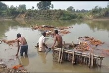 প্রতিমার কাঠামো তুলে নিয়ে নদীর দূষন রোধ করছে নদী সংলগ্ন এলাকার বাসিন্দারাই