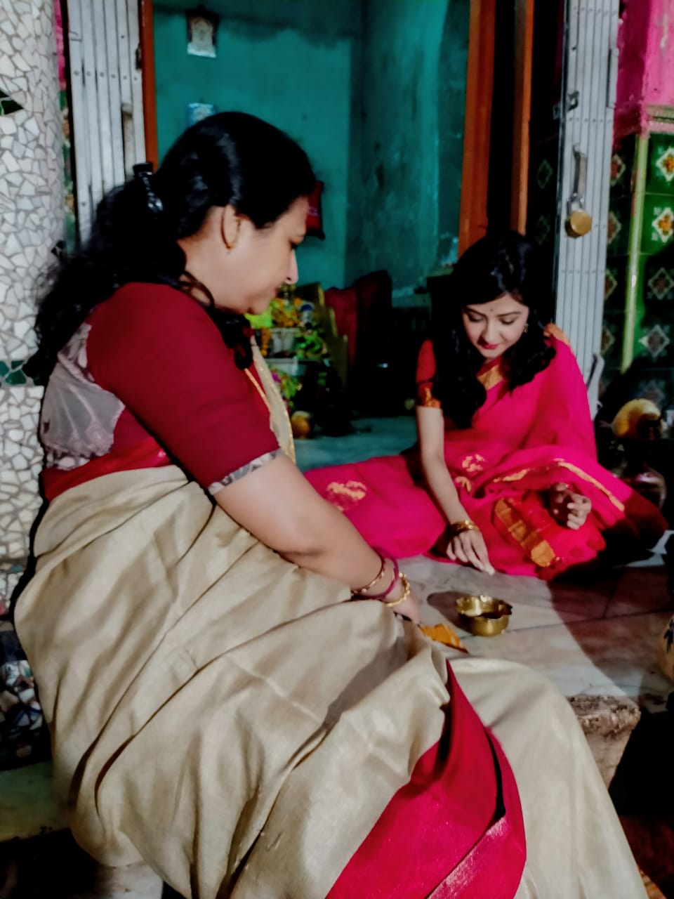 •মায়ের সঙ্গে পুজোর কাজে হাত লাগিয়েছেন ঐশ্বর্য। ফল কাটা, আল্পনা দেওয়া, জোর কদমে চলছে প্রস্তুতি।নিজস্ব চিত্র । •মায়ের সঙ্গে পুজোর কাজে হাত লাগিয়েছেন ঐশ্বর্য। ফল কাটা, আল্পনা দেওয়া, জোর কদমে চলছে প্রস্তুতি।নিজস্ব চিত্র ।