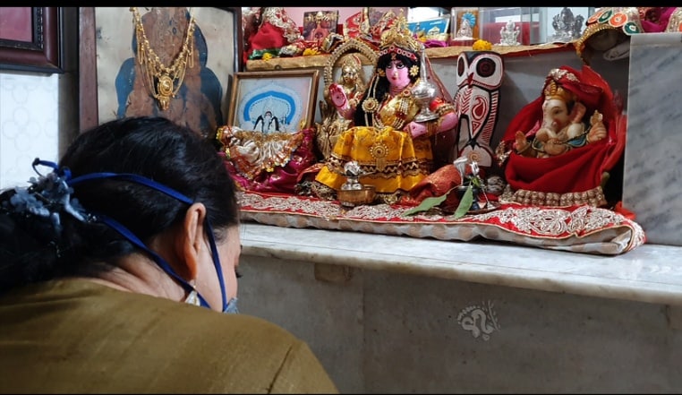 করোনায় আক্রান্ত অপরাজিতা। তাই ছোট করেই হচ্ছে পুজো। প্রতি বছর জাঁকজমক করে পুজো করেন অপরাজিতা। পাত পেড়ে লোক খাওয়ান, হয় এলাহি আয়োজন। কিন্তু এবছর বাড়িতে চার জন কোভিড পজিটিভ। তিনি নিজেও আক্রান্ত। করোনায় আক্রান্ত অপরাজিতা। তাই ছোট করেই হচ্ছে পুজো। প্রতি বছর জাঁকজমক করে পুজো করেন অপরাজিতা। পাত পেড়ে লোক খাওয়ান, হয় এলাহি আয়োজন। কিন্তু এবছর বাড়িতে চার জন কোভিড পজিটিভ। তিনি নিজেও আক্রান্ত।