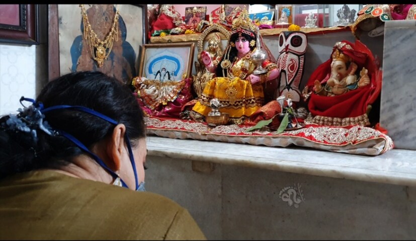 করোনায় আক্রান্ত অপরাজিতা। তাই ছোট করেই হচ্ছে পুজো। প্রতি বছর জাঁকজমক করে পুজো করেন অপরাজিতা। পাত পেড়ে লোক খাওয়ান, হয় এলাহি আয়োজন। কিন্তু এবছর বাড়িতে চার জন কোভিড পজিটিভ। তিনি নিজেও আক্রান্ত। 