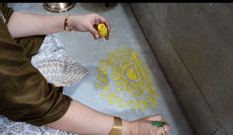 নেই তেমন আয়োজন। ছোট্ট করেই এই বছর বাড়িতে পুজো সারছেন অপরাজিতা। নিজেই মা লক্ষ্মীকে সাজিয়েছেন, আল্পনা দিয়েছেন। ফল, মিষ্টি দিয়েই এবার পুজো সারছেন অপরাজিতা। নেই তেমন আয়োজন। ছোট্ট করেই এই বছর বাড়িতে পুজো সারছেন অপরাজিতা। নিজেই মা লক্ষ্মীকে সাজিয়েছেন, আল্পনা দিয়েছেন। ফল, মিষ্টি দিয়েই এবার পুজো সারছেন অপরাজিতা।