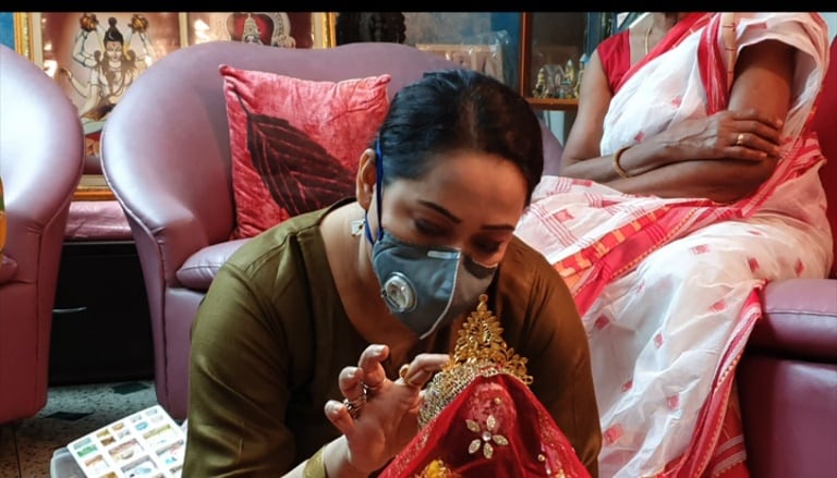 প্রতিবছর বাড়িতে বড় করে লক্ষ্মীপুজো করেন অপরাজিতা আঢ্য। তবে এ বার লক্ষ্মী পুজোর ঠিক আগেই তিনি কোভিডে আক্রান্ত হওয়ায় উত্সব থেকে তাঁকে দূরেই থাকতে হচ্ছে । প্রতিবছর বাড়িতে বড় করে লক্ষ্মীপুজো করেন অপরাজিতা আঢ্য। তবে এ বার লক্ষ্মী পুজোর ঠিক আগেই তিনি কোভিডে আক্রান্ত হওয়ায় উত্সব থেকে তাঁকে দূরেই থাকতে হচ্ছে ।
