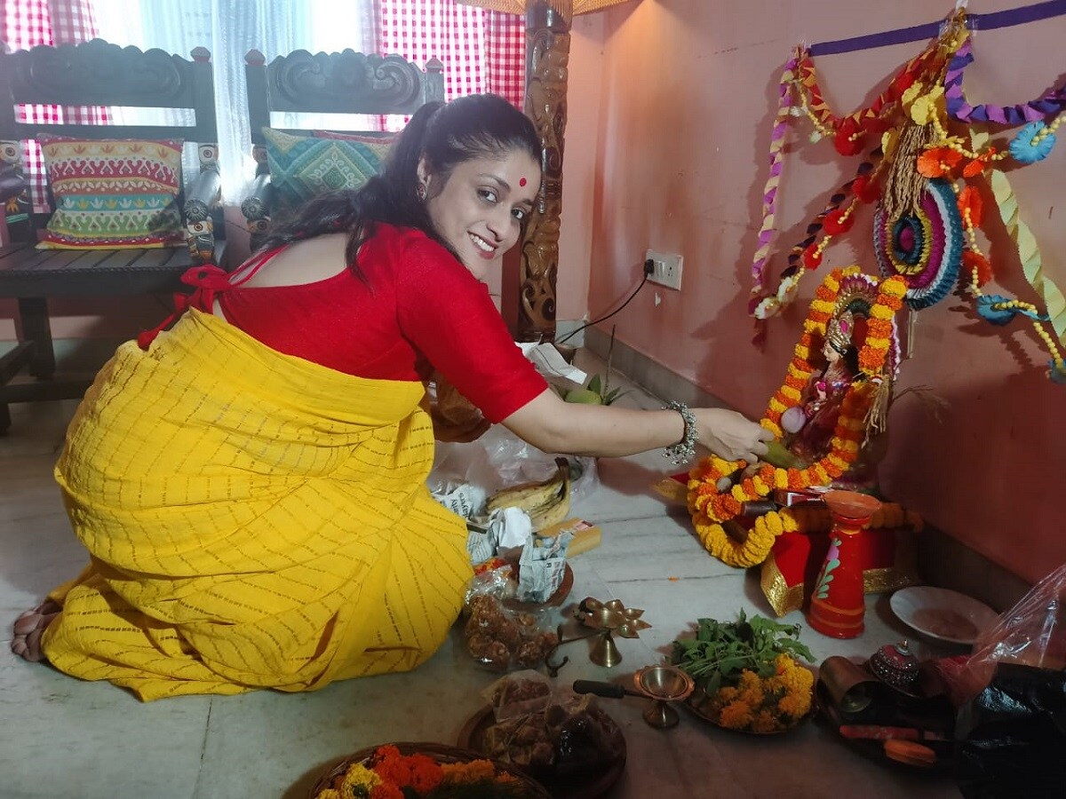অনিন্দিতার আদি বাড়ি চুচুড়া। বাবা মা সেখানেই থাকেন। জাঁকজমক করে হয় পুজো। অনিন্দিতা কাজের সূত্রে থাকেন কলকাতায়। অনিন্দিতার আদি বাড়ি চুচুড়া। বাবা মা সেখানেই থাকেন। জাঁকজমক করে হয় পুজো। অনিন্দিতা কাজের সূত্রে থাকেন কলকাতায়।