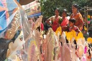 ছোট থেকে বড়ো মাস্ক উধাও!  লক্ষ্মী প্রতিমা কিনতে ব্যাপক ভিড়