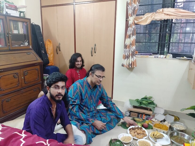 পরিবারের সকলের সঙ্গে ছোট করে পুজো করছেন সুরজিৎ। সুরজিৎ যৌথ পরিবারে বড় হয়েছেন। 