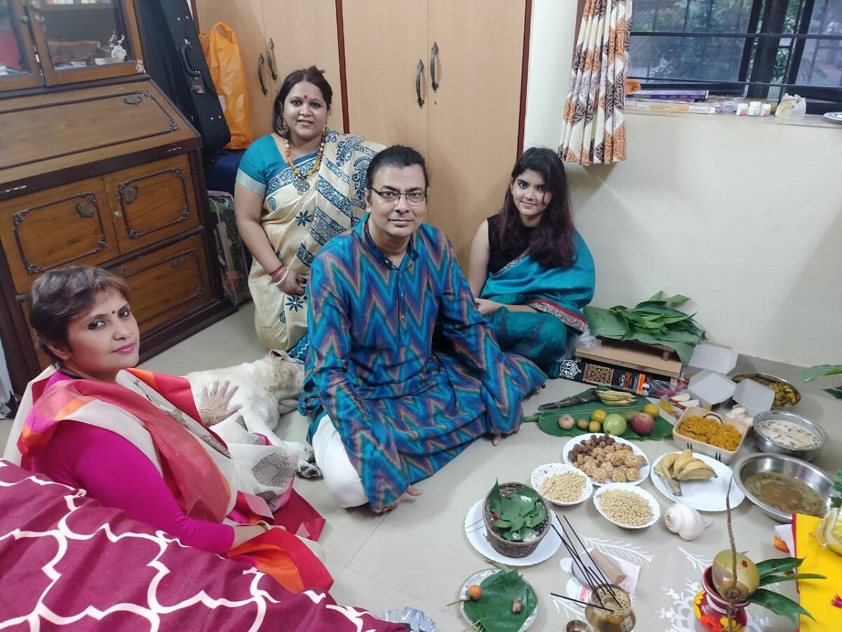 প্রতি বছর ভোগ রান্নার দায়িত্ব পরে সুরজিৎ-এর ওপর। এই বছরও তিনি হেঁসেল সামলেছেন।এবছর বাড়িতে বিশেষ অতিথি আসছেন না। প্রতি বছর ভোগ রান্নার দায়িত্ব পরে সুরজিৎ-এর ওপর। এই বছরও তিনি হেঁসেল সামলেছেন।এবছর বাড়িতে বিশেষ অতিথি আসছেন না।