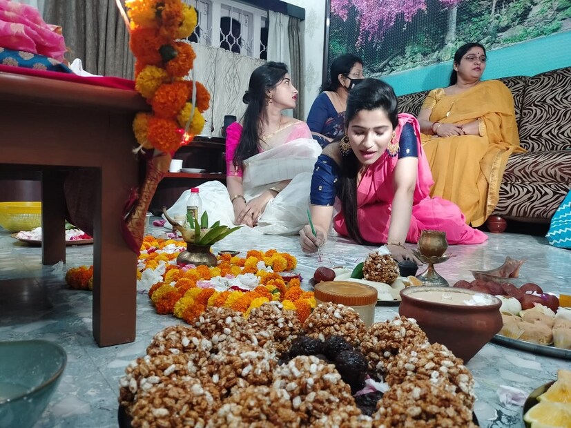 খিচুড়ি ভোগ নয়, এই বছর কড়াইশুঁটির কচুরি ও আলুর দম নিবেদন করা হচ্ছে মা লক্ষ্মীকে। 