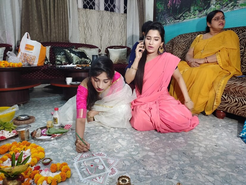 বোন সোহিনীর সঙ্গে মিলে পুজোর সব প্রস্তুতি করেছেন পূজারিণী।