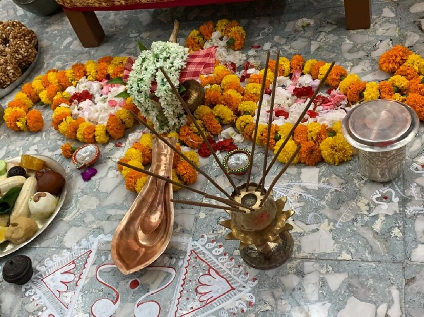 আলপনা দেওয়া থেকে শুরু করে মা লক্ষ্মীকে সাজানো সব কিছু করেছেন পূজারিণী ও সোহিনী।