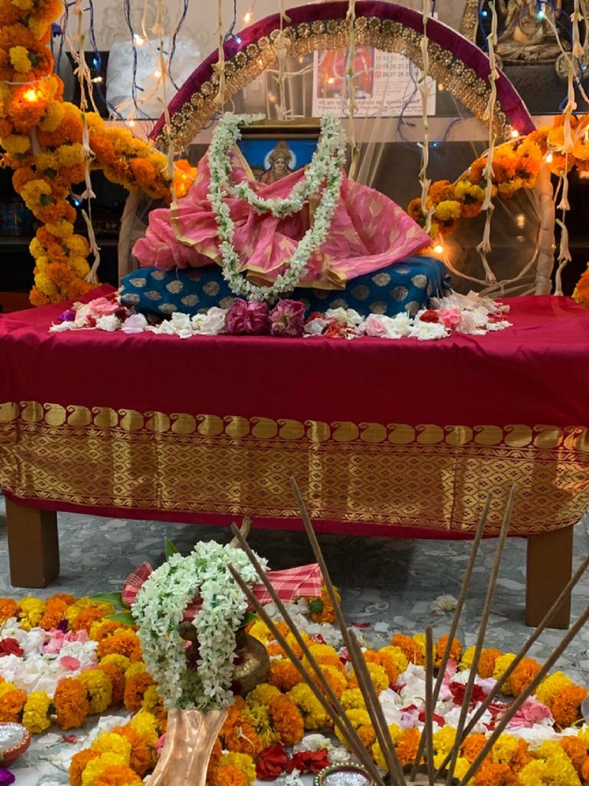 করোনার জন্য বাইরে থেকে ঠাকুর মশাই এবার বাতিল। এইবার পুজো করছেন পূজারিণীর জেঠিমা। প্রতি বছরের মতো অতিথিদের ভিড় নেই। তবে নিষ্ঠার সঙ্গে পুজো করছেন পূজারিণী। করোনার জন্য বাইরে থেকে ঠাকুর মশাই এবার বাতিল। এইবার পুজো করছেন পূজারিণীর জেঠিমা। প্রতি বছরের মতো অতিথিদের ভিড় নেই। তবে নিষ্ঠার সঙ্গে পুজো করছেন পূজারিণী।
