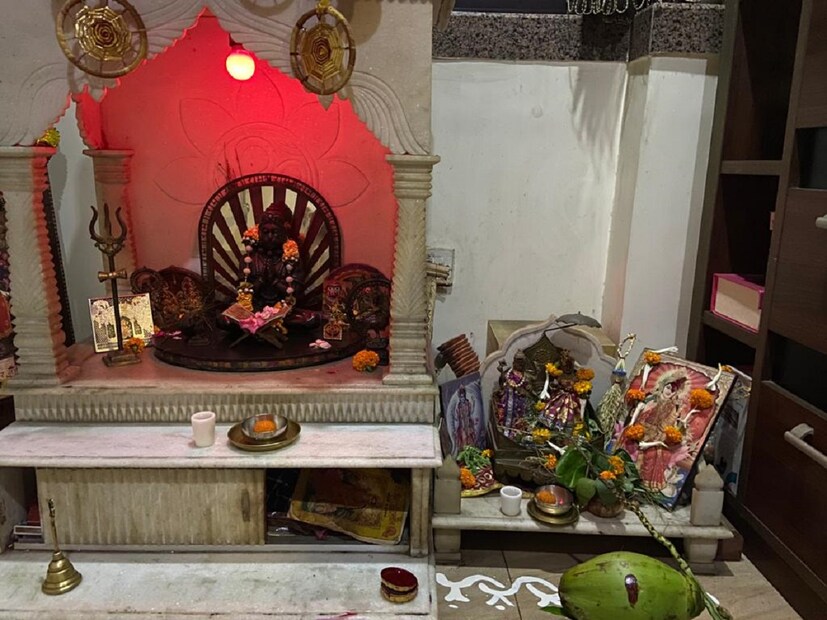 অতিথিদের ভিড় নেই। তবে নিষ্ঠার সঙ্গে পুজো করলেন বিক্রম ও জয়া। করোনা পরিস্থিতির জন্য একেবারে আনাড়ম্বর পুজো করলেন জয়া ও বিক্রম।