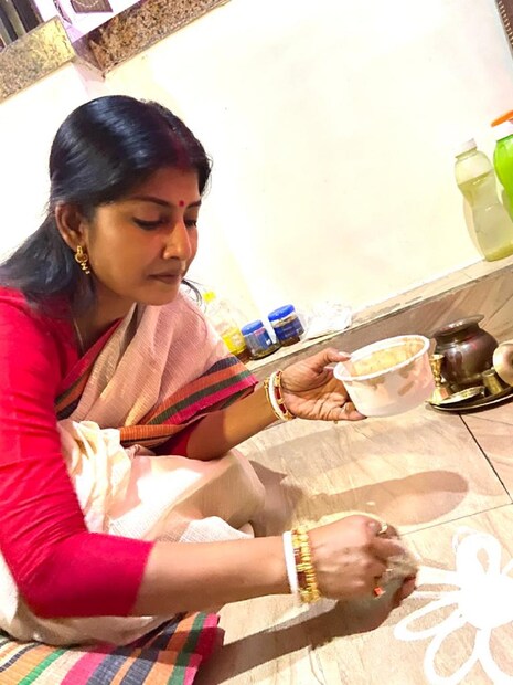 ঘোষ পরিবারের সকলে মিলে করেছেন পুজোর আয়োজন।