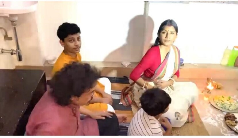 পুজোতে বসলেন বিক্রম ঘোষ। পুজোর মন্ত্র উচ্চারণ করলেন তিনি।