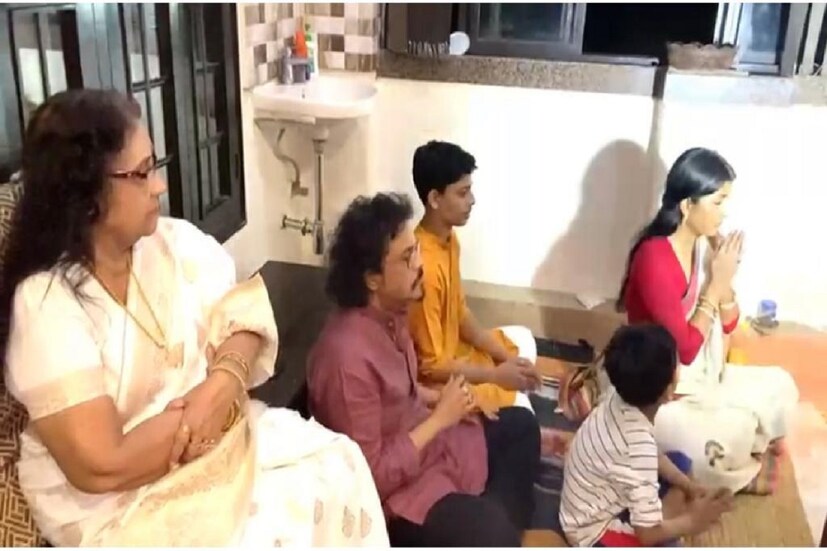 কোজাগরী লক্ষ্মী পুজোর আনন্দে মেতেছেন সাধারণ মানুষ থেকে তারকারা। ধনদেবীর আরাধনায় ব্যস্ত সঙ্গীত শিল্পী বিক্রম ঘোষ ও তাঁর স্ত্রী ও অভিনেতা জয়া শীল ঘোষ। শাশুড়ি, সন্তান ও স্বামীকে নিয়ে পুজোয় বসেছেন জয়া।