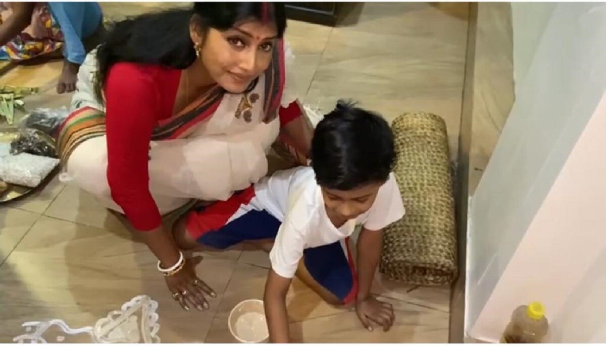 জয়া নিজে গোটা বাড়িতে আলপনা দিয়েছেন। তাঁর ছোট্ট ছেলেকে সঙ্গী করে গোটা বাড়িতে দিলেন মা লক্ষ্মীর পায়ের ছাপ। জয়া নিজে গোটা বাড়িতে আলপনা দিয়েছেন। তাঁর ছোট্ট ছেলেকে সঙ্গী করে গোটা বাড়িতে দিলেন মা লক্ষ্মীর পায়ের ছাপ।