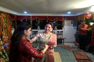 মেয়ে রাজনন্দিনীকে নিয়ে মা লক্ষ্মীর আরাধনা করলেন ইন্দ্রাণী দত্ত !