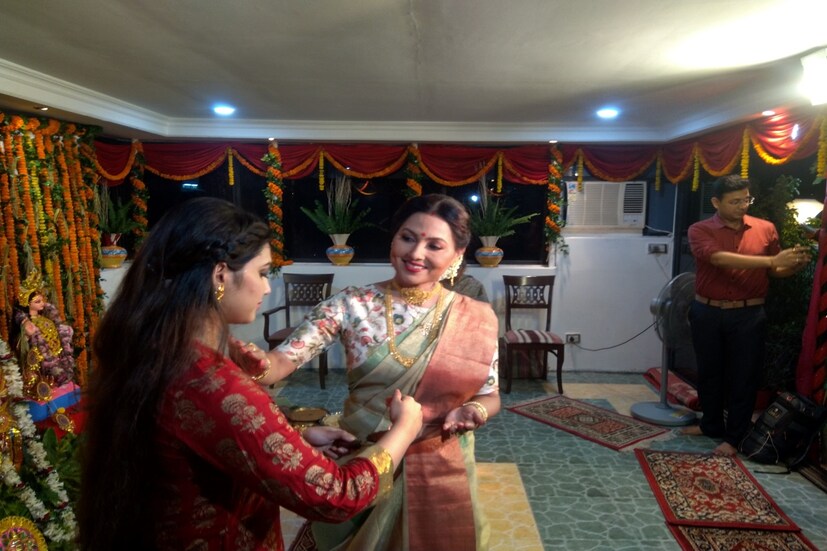কোজাগরী লক্ষ্মী পুজোর আনন্দে মেতেছেন সাধারণ মানুষ থেকে তারকারা। ধনদেবীর আরাধনায় ব্যস্ত অভিনেত্রী ইন্দ্রাণী দত্ত ও তাঁর মেয়ে রাজনন্দিনী।
