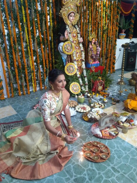 তবে এবছর করোনার জন্য অতিথি সমগম প্রতিবারের মতো না হলেও, সকলে মিলে পুজোর আনন্দে মেতে উঠেছেন।
