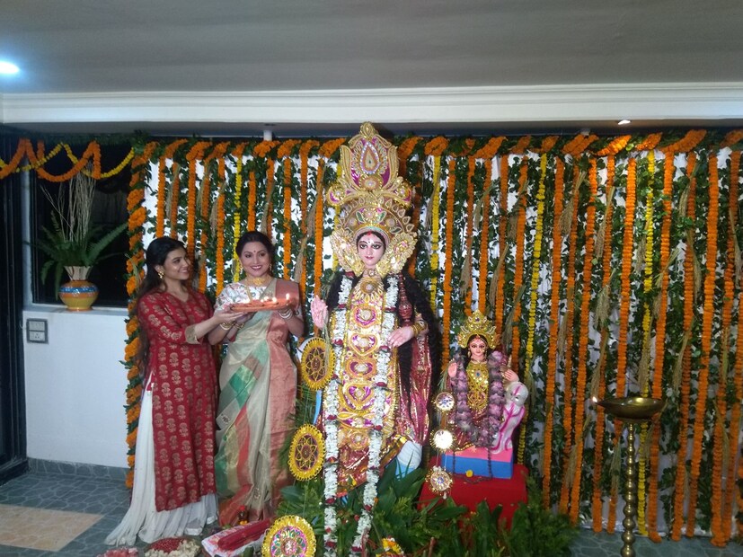 তবে প্রতিবারের মতোই এবারো মা লক্ষীর বড়ো মূর্তিকে সুন্দর করে সাজিয়েছেন অভিনেত্রী।
