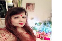 ঠাকুরের আসনে নিজের মায়ের ছবি বসিয়ে লক্ষ্মী পুজো করলেন পল্লবী চট্টোপাধ্যায় !
