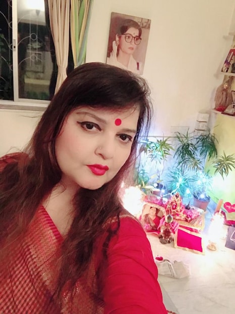 লক্ষ্মী পুজোয় প্রতি বছর পল্লবীর বাড়িতে হোম হয়।অতিথিদের ভিড় নেই। তবে নিষ্ঠার সঙ্গে পুজো করলেন  পল্লবী।