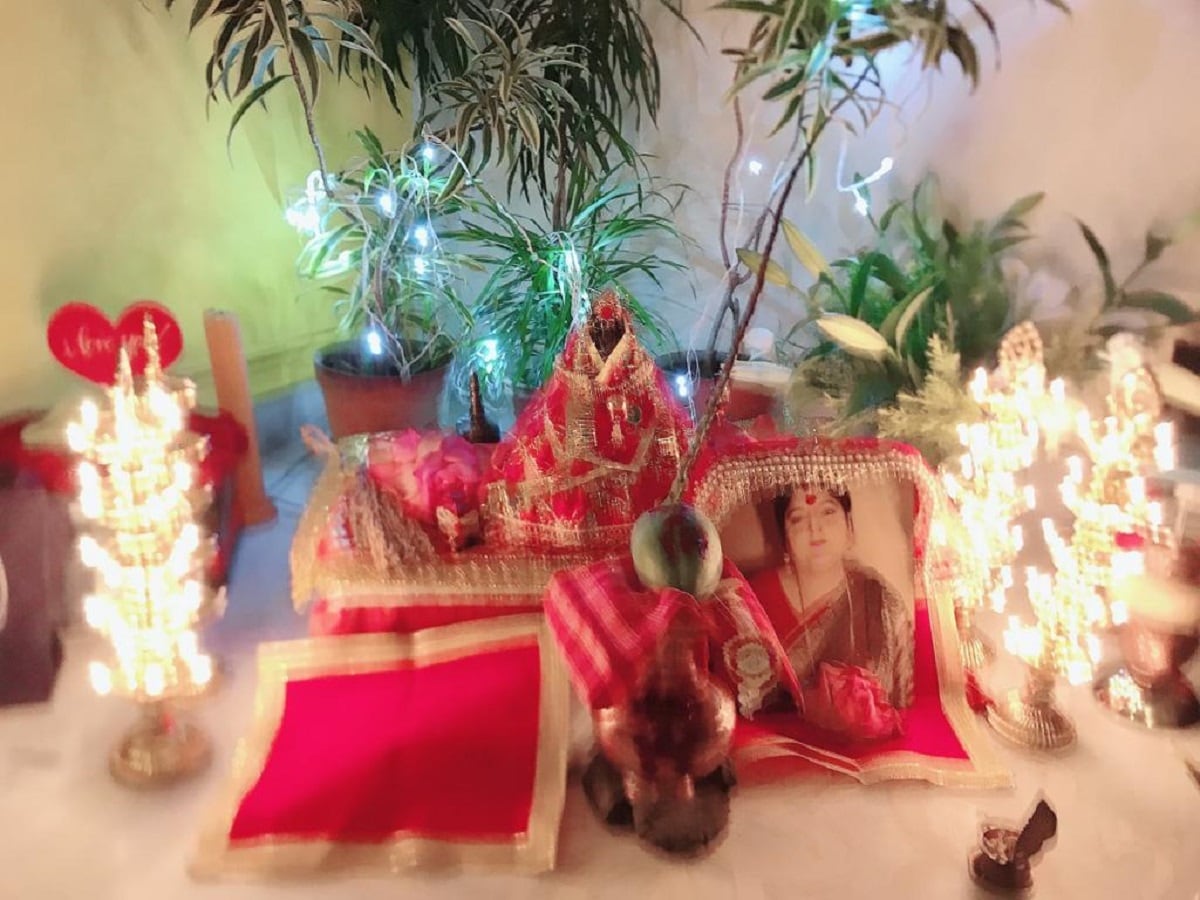 নিজের মাকে, মা লক্ষ্মীর আসনে বসিয়ে প্রতিবার পুজো করেন পল্লবী। এই বছরও একই প্রথা পালন করলেন তিনি। নিজের মাকে, মা লক্ষ্মীর আসনে বসিয়ে প্রতিবার পুজো করেন পল্লবী। এই বছরও একই প্রথা পালন করলেন তিনি।