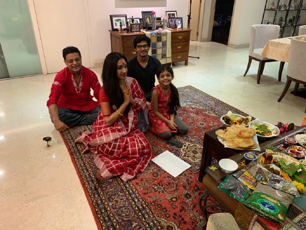 কলকাতায় থাকলে এখানে ঘটা করে লক্ষ্মী পুজো করেন অভিনেত্রী। সেটা এই বছর এখানে সম্ভব না হলেও সিঙ্গাপুরে বসেই সম্ভব করলেন ঋতু। কলকাতায় থাকলে এখানে ঘটা করে লক্ষ্মী পুজো করেন অভিনেত্রী। সেটা এই বছর এখানে সম্ভব না হলেও সিঙ্গাপুরে বসেই সম্ভব করলেন ঋতু।