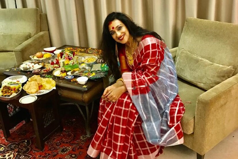 নিজের শহর ছেড়ে বহুদিন সিঙ্গাপুরে স্বামী সন্তানদের নিয়ে সংসার করছেন ঋতুপর্ণা। লকডাউনের কারণে দেশেও ফেরা মুশকিল। শহরে না থাকলেও পুজোর আনন্দ সমানতালে সিঙ্গাপুরে বজায় রেখেছিলেন ঋতুপর্ণা। 