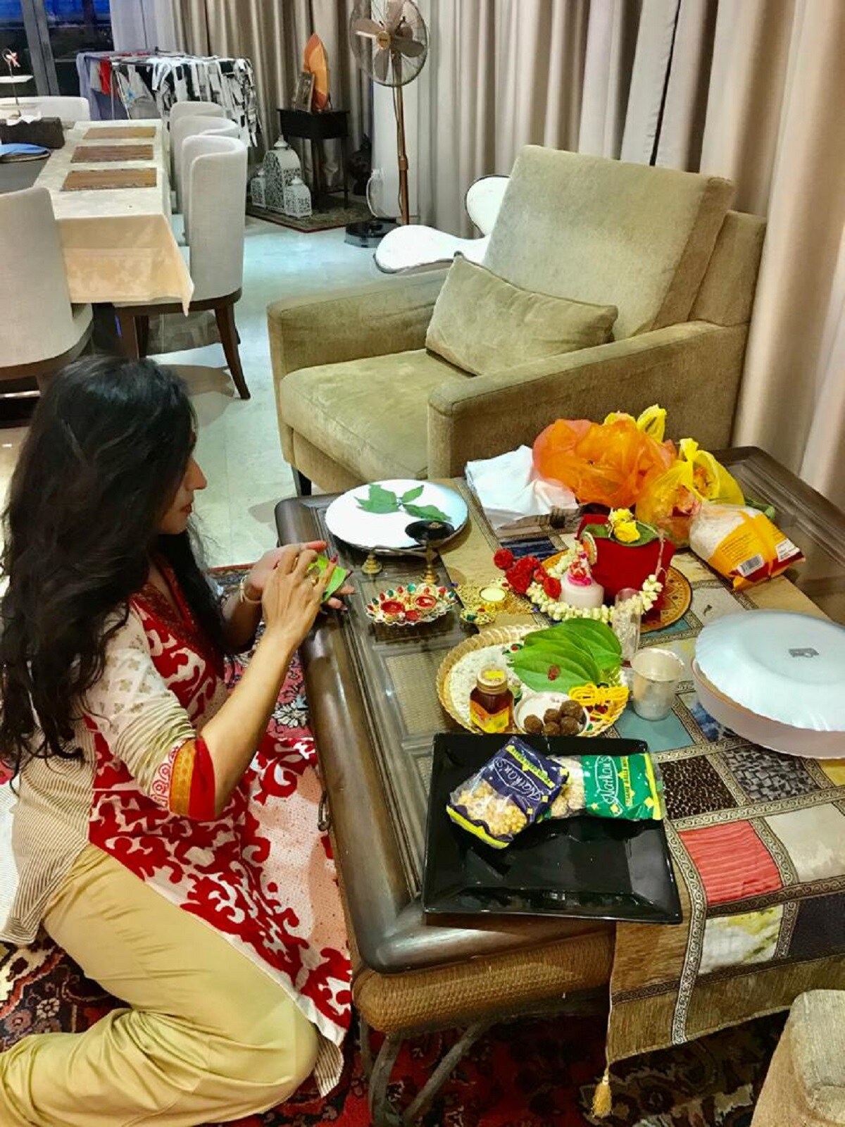 লক্ষ্মীর পাঁচালি পড়া থেকে শুরু করে পান পাতাতে সিঁন্দুর দেওয়া সবটাই নিজে হাতে নিষ্ঠা ভরে করলেন তিনি। লক্ষ্মীর পাঁচালি পড়া থেকে শুরু করে পান পাতাতে সিঁন্দুর দেওয়া সবটাই নিজে হাতে নিষ্ঠা ভরে করলেন তিনি।