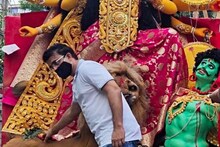 আবার এসো মা...পাড়ার পুজোর বিসর্জনে মা দুর্গাকে প্রণাম করে আশীর্বাদ নিলেন সৌরভ