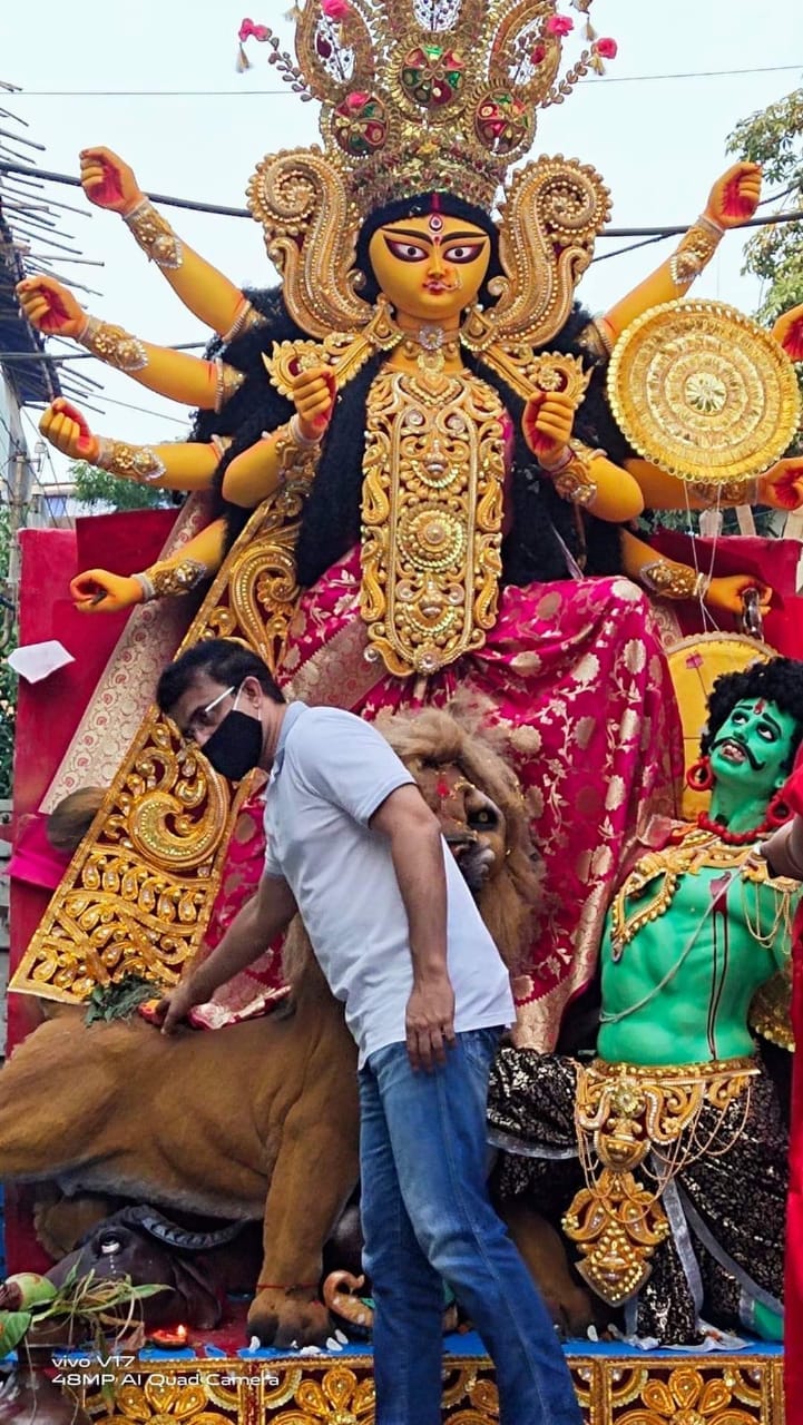 একাদশীর দিনে মায়ের বিদায় লগ্নে সৌরভ গঙ্গোপাধ্যায়কে দেখা গেল ঠাকুরের পা ছুয়ে নমস্কার করতে । মা দুর্গাকে প্রণাম করে শুধু আশীর্বাদ নিলেন মহারাজ। করোনা সংক্রমণের জন্য বাইরের কাউকে এদিন প্রবেশ করতে দেওয়া হয় নি। একাদশীর দিনে মায়ের বিদায় লগ্নে সৌরভ গঙ্গোপাধ্যায়কে দেখা গেল ঠাকুরের পা ছুয়ে নমস্কার করতে । মা দুর্গাকে প্রণাম করে শুধু আশীর্বাদ নিলেন মহারাজ। করোনা সংক্রমণের জন্য বাইরের কাউকে এদিন প্রবেশ করতে দেওয়া হয় নি।