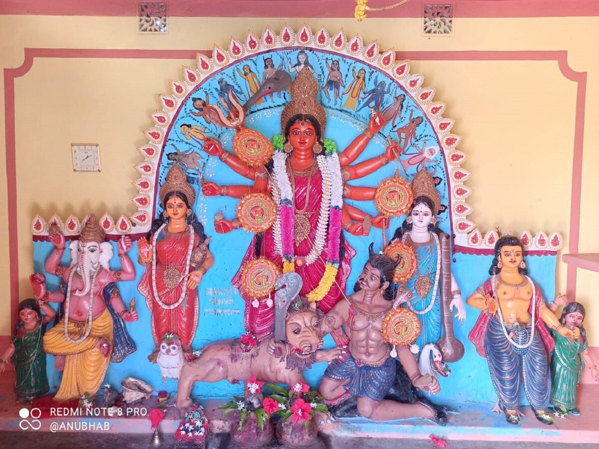 এই পুজো প্রায় ৩০০ বছরের পুরনো। বাড়ির পুজো থেকেই এই পুজো আজ সকলের মুখে মুখে ফেরে। ছবি: অনুভব চক্রবর্তী এই পুজো প্রায় ৩০০ বছরের পুরনো। বাড়ির পুজো থেকেই এই পুজো আজ সকলের মুখে মুখে ফেরে। ছবি: অনুভব চক্রবর্তী