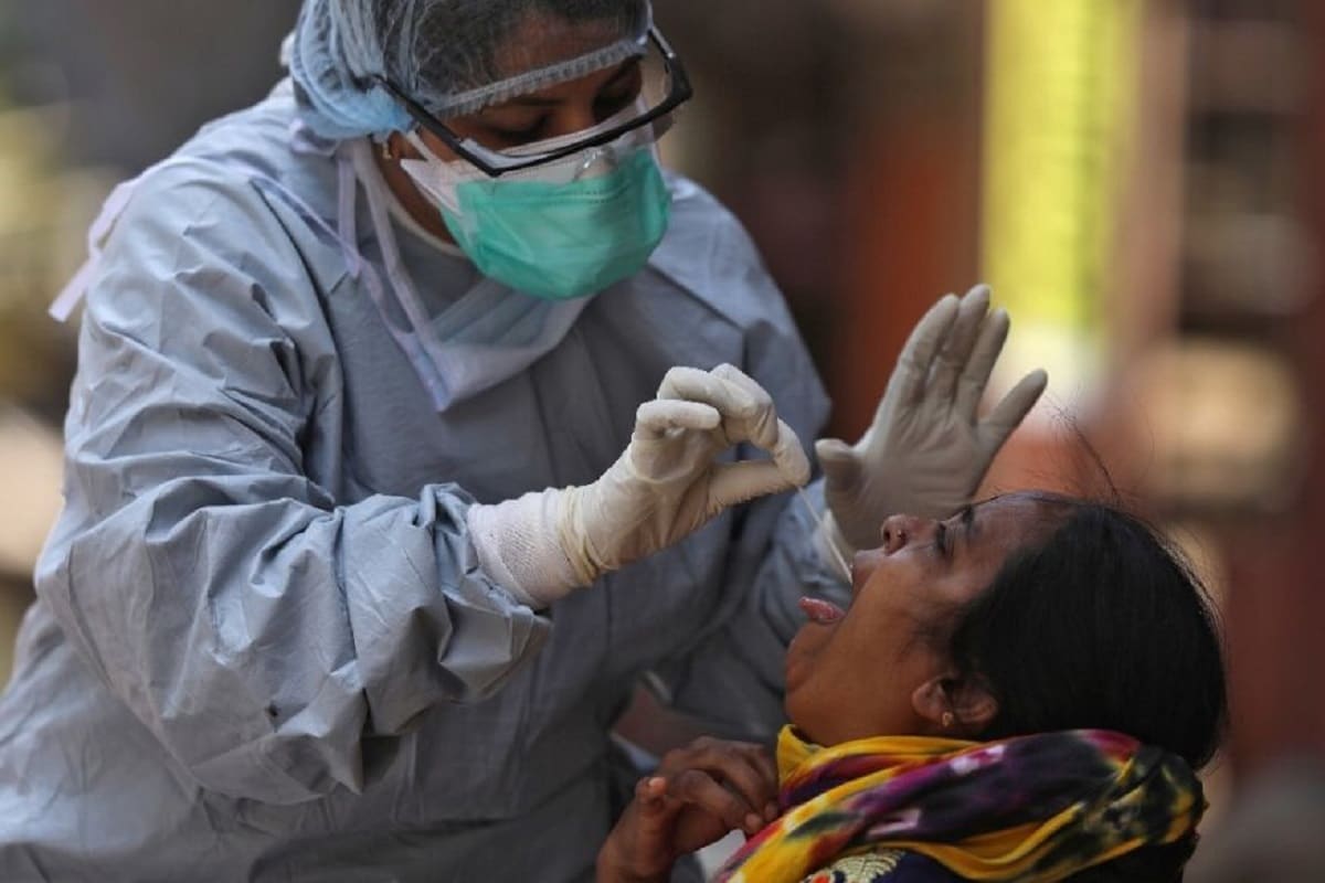 • AIIMS–এর ডিরেক্টর আশঙ্কা প্রকাশ করেছেন আসন্ন উৎসবের মরশুম ও শীতকালে দূ্ষণ বাড়লে বাড়তে পারে করোনা সংক্রমণের পরিমাণ। তিনি এই কারণে ইতালি ও চিনের একটি সমীক্ষার উল্লেখ করেছেন, যেখানে দূষণ সূচকে সামান্য পরিবর্তন করোনা সংক্রমণের পরিমাণ ৮ থেকে ৯ শতাংশ পর্যন্ত বাড়িয়ে দিয়েছে। • AIIMS–এর ডিরেক্টর আশঙ্কা প্রকাশ করেছেন আসন্ন উৎসবের মরশুম ও শীতকালে দূ্ষণ বাড়লে বাড়তে পারে করোনা সংক্রমণের পরিমাণ। তিনি এই কারণে ইতালি ও চিনের একটি সমীক্ষার উল্লেখ করেছেন, যেখানে দূষণ সূচকে সামান্য পরিবর্তন করোনা সংক্রমণের পরিমাণ ৮ থেকে ৯ শতাংশ পর্যন্ত বাড়িয়ে দিয়েছে।