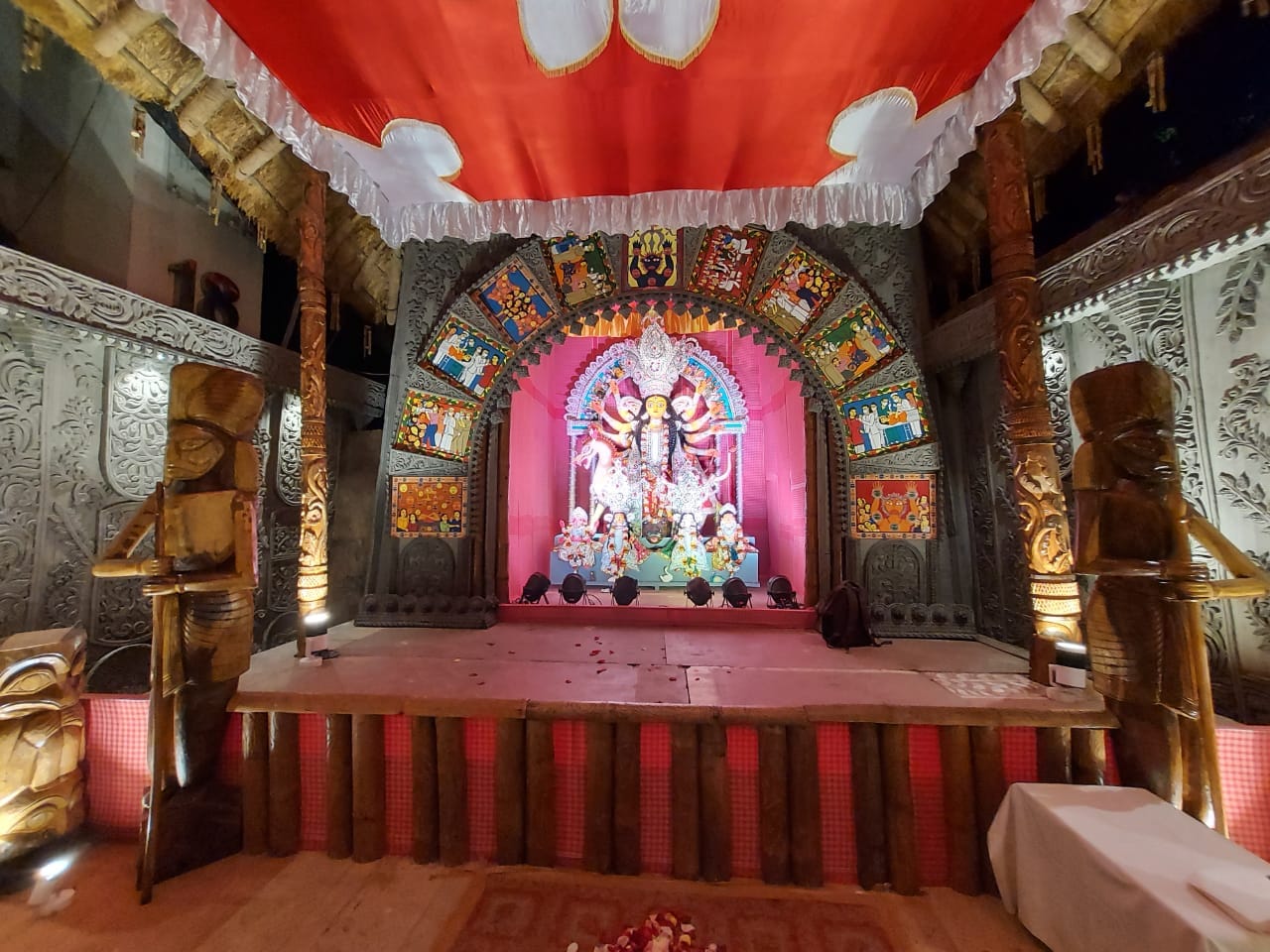 *এ দিন মুখ্যমন্ত্রী ২১ পল্লীর পুজো উদ্বোধনে গিয়ে ছবি আঁকেন। তাঁর আঁকা ছবি পেয়ে পুজো কমিটির কর্মকর্তারা আবেগাপ্লুত। *এ দিন মুখ্যমন্ত্রী ২১ পল্লীর পুজো উদ্বোধনে গিয়ে ছবি আঁকেন। তাঁর আঁকা ছবি পেয়ে পুজো কমিটির কর্মকর্তারা আবেগাপ্লুত।
