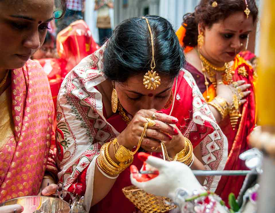 *সন্ধিপুজোয় দেবীকে ১০৮ পদ্ম নিবেদন করা হয়। পাশাপাশি, জ্বালানো হয় ১০৮ প্রদীপ। এই সময় দেবীকে চামুণ্ডা রূপে পুজো করা হয়। তাই সন্ধিপুজোর সমস্ত মন্ত্রই চামুণ্ডা দেবীর মন্ত্র। কথিত আছে রামচন্দ্র অষ্টমী ও নবমী তিথির সন্ধিক্ষণেই প্রথম রাবণের ১০ মুন্ড ছিন্ন করেন। ছবি সংগৃহীত। *সন্ধিপুজোয় দেবীকে ১০৮ পদ্ম নিবেদন করা হয়। পাশাপাশি, জ্বালানো হয় ১০৮ প্রদীপ। এই সময় দেবীকে চামুণ্ডা রূপে পুজো করা হয়। তাই সন্ধিপুজোর সমস্ত মন্ত্রই চামুণ্ডা দেবীর মন্ত্র। কথিত আছে রামচন্দ্র অষ্টমী ও নবমী তিথির সন্ধিক্ষণেই প্রথম রাবণের ১০ মুন্ড ছিন্ন করেন। ছবি সংগৃহীত।