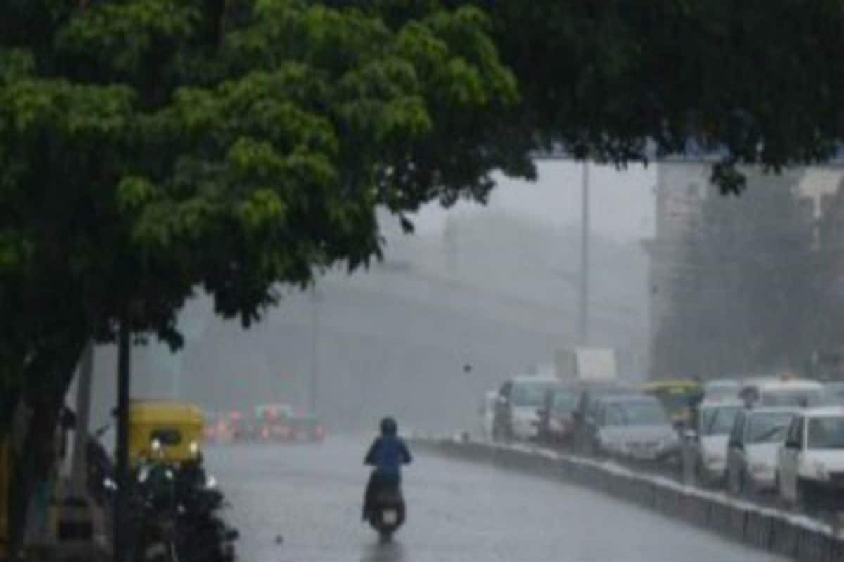 পশ্চিমী ঝঞ্ঝার প্রভাবে আগামী মঙ্গল ও বুধবার বৃষ্টি ও তুষারপাতের সম্ভাবনা জম্মু কাশ্মীর, লাদাখ, হিমাচল প্রদেশ-সহ উত্তর-পশ্চিমের বেশ কিছু এলাকায়। এর প্রভাবে তাপমাত্রা কমবে মধ্য ভারতের রাজ্যগুলিতে। আগামী কয়েকদিনে ৪ ডিগ্রি পর্যন্ত তাপমাত্রা নামতে পারে। পূর্ব ভারতের রাজ্যগুলি তে তাপমাত্রা নামবে ৩ থেকে ৫ ডিগ্রি সেলসিয়াস। পশ্চিমী ঝঞ্ঝার প্রভাবে আগামী মঙ্গল ও বুধবার বৃষ্টি ও তুষারপাতের সম্ভাবনা জম্মু কাশ্মীর, লাদাখ, হিমাচল প্রদেশ-সহ উত্তর-পশ্চিমের বেশ কিছু এলাকায়। এর প্রভাবে তাপমাত্রা কমবে মধ্য ভারতের রাজ্যগুলিতে। আগামী কয়েকদিনে ৪ ডিগ্রি পর্যন্ত তাপমাত্রা নামতে পারে। পূর্ব ভারতের রাজ্যগুলি তে তাপমাত্রা নামবে ৩ থেকে ৫ ডিগ্রি সেলসিয়াস।